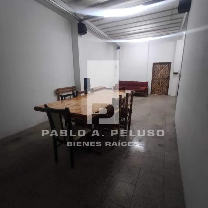 VENTA AMPLIO LOCAL USO INDUSTRIAL Y DOS DEPARTAMENTOS. MERLO. ZONA OESTE. BUENOS AIRES