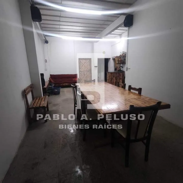 VENTA AMPLIO LOCAL USO INDUSTRIAL Y DOS DEPARTAMENTOS. MERLO. ZONA OESTE. BUENOS AIRES