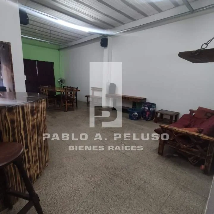 VENTA AMPLIO LOCAL USO INDUSTRIAL Y DOS DEPARTAMENTOS. MERLO. ZONA OESTE. BUENOS AIRES