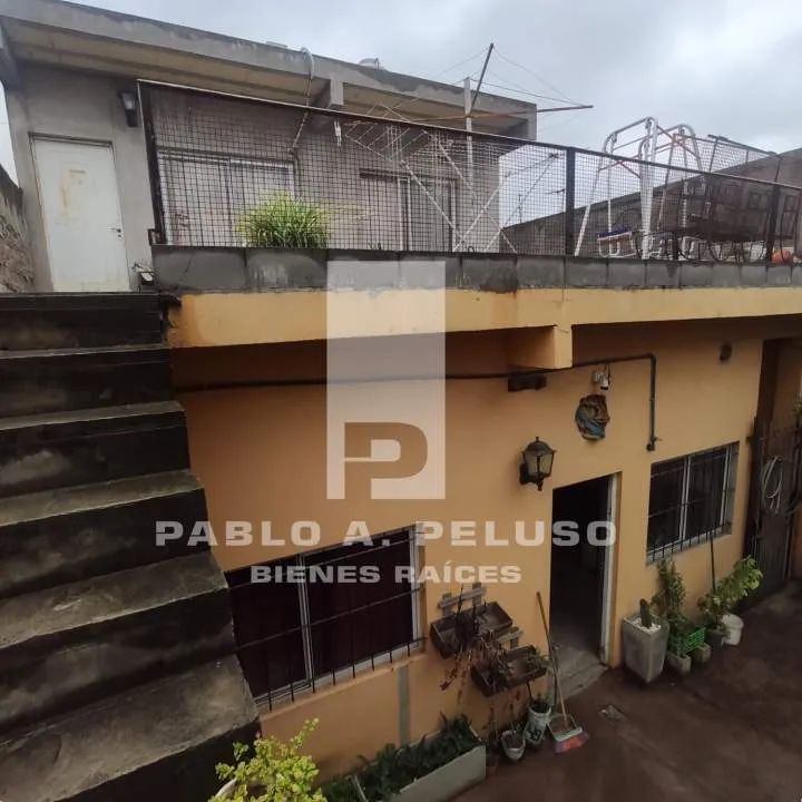 VENTA AMPLIO LOCAL USO INDUSTRIAL Y DOS DEPARTAMENTOS. MERLO. ZONA OESTE. BUENOS AIRES