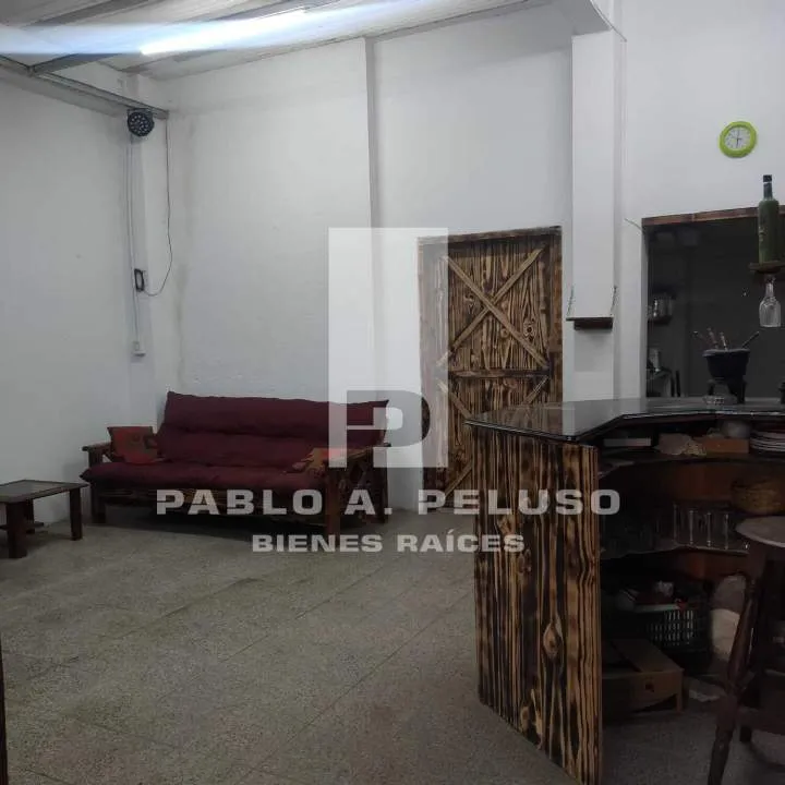VENTA AMPLIO LOCAL USO INDUSTRIAL Y DOS DEPARTAMENTOS. MERLO. ZONA OESTE. BUENOS AIRES