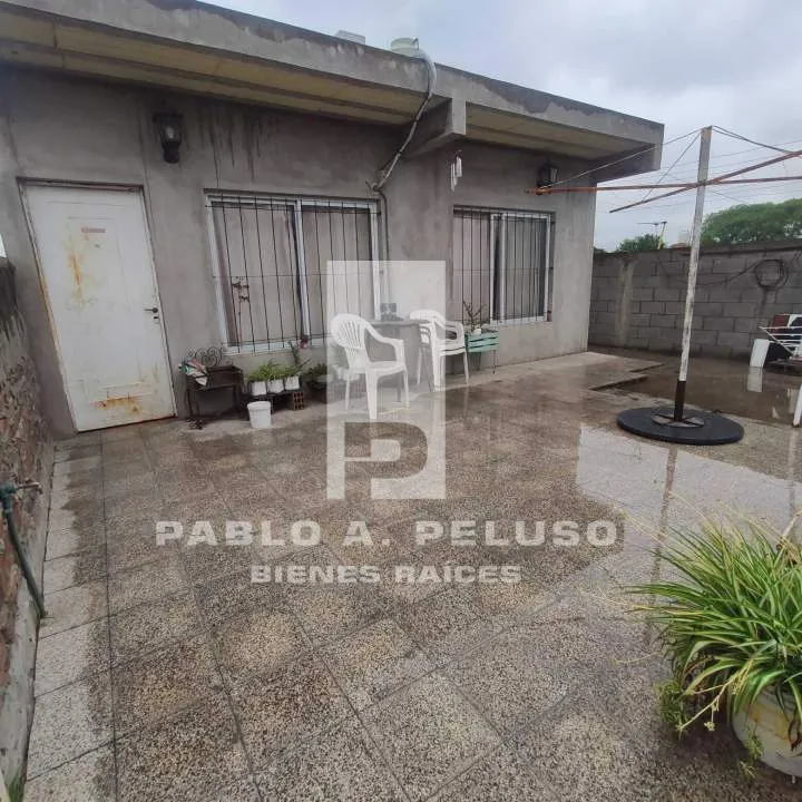 VENTA AMPLIO LOCAL USO INDUSTRIAL Y DOS DEPARTAMENTOS. MERLO. ZONA OESTE. BUENOS AIRES