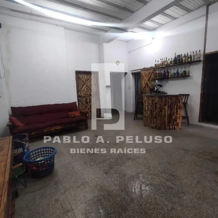 VENTA AMPLIO LOCAL USO INDUSTRIAL Y DOS DEPARTAMENTOS. MERLO. ZONA OESTE. BUENOS AIRES