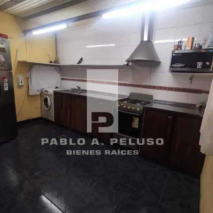 VENTA AMPLIO LOCAL USO INDUSTRIAL Y DOS DEPARTAMENTOS. MERLO. ZONA OESTE. BUENOS AIRES