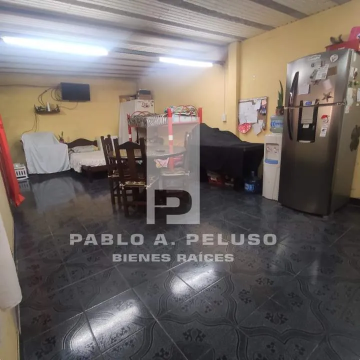 VENTA AMPLIO LOCAL USO INDUSTRIAL Y DOS DEPARTAMENTOS. MERLO. ZONA OESTE. BUENOS AIRES