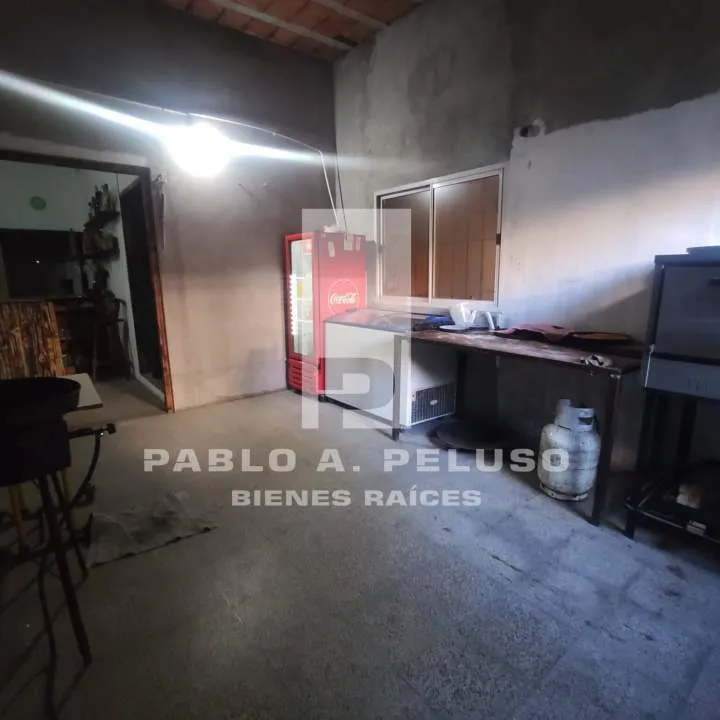 VENTA AMPLIO LOCAL USO INDUSTRIAL Y DOS DEPARTAMENTOS. MERLO. ZONA OESTE. BUENOS AIRES
