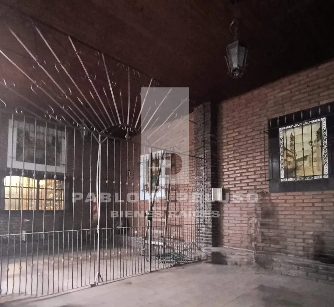 CASA, OFICINA Y COCHERAS. MERLO. ZONA OESTE. BUENOS AIRES