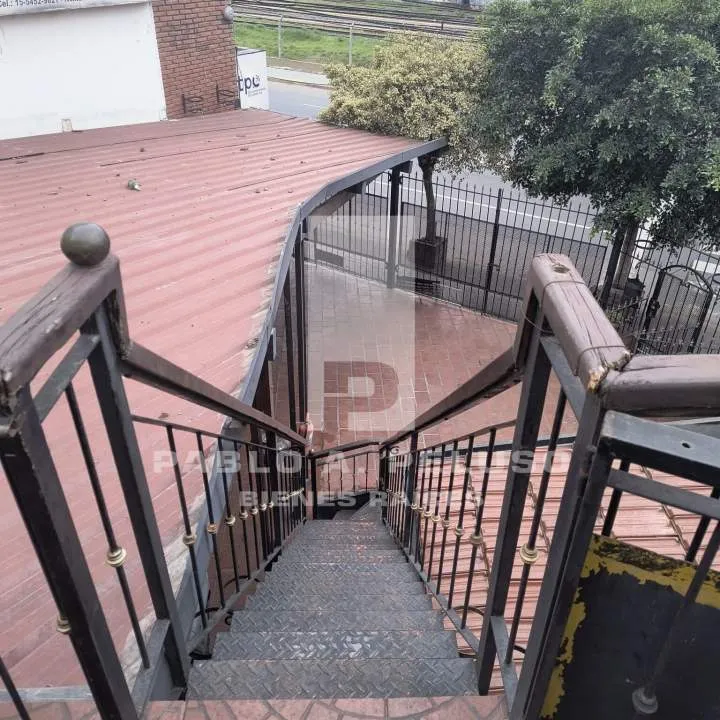 CASA, OFICINA Y COCHERAS. MERLO. ZONA OESTE. BUENOS AIRES