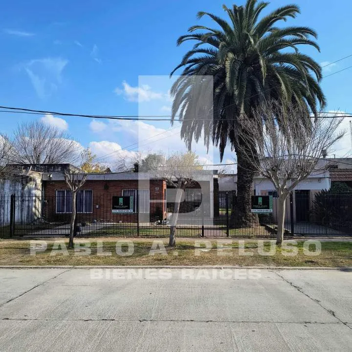 VENTA CASA 4 AMBIENTES Y MONOAMBIENTE EN MERLO. ZONA OESTE. BUENOS AIRES.