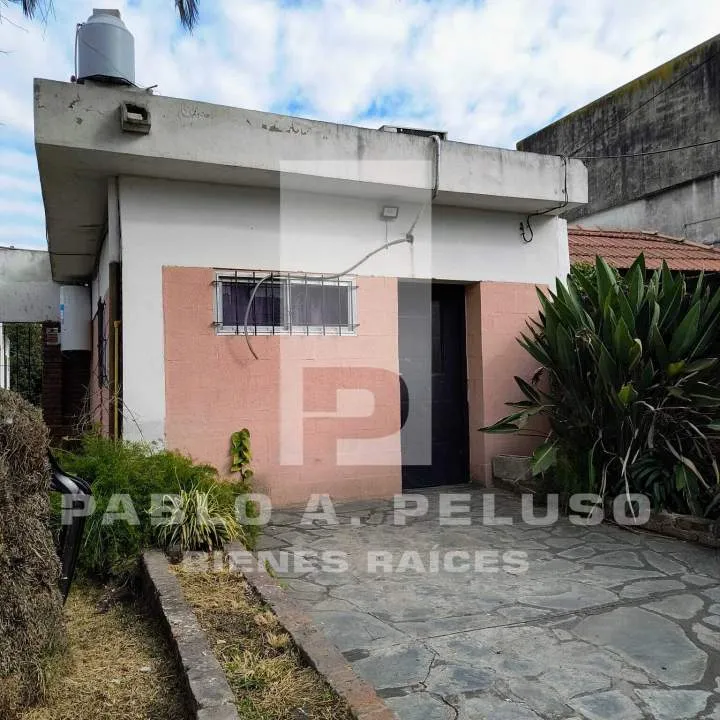 VENTA CASA 4 AMBIENTES Y MONOAMBIENTE EN MERLO. ZONA OESTE. BUENOS AIRES.