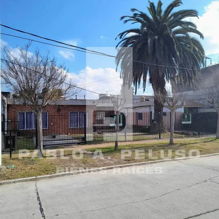 VENTA CASA 4 AMBIENTES Y MONOAMBIENTE EN MERLO. ZONA OESTE. BUENOS AIRES.