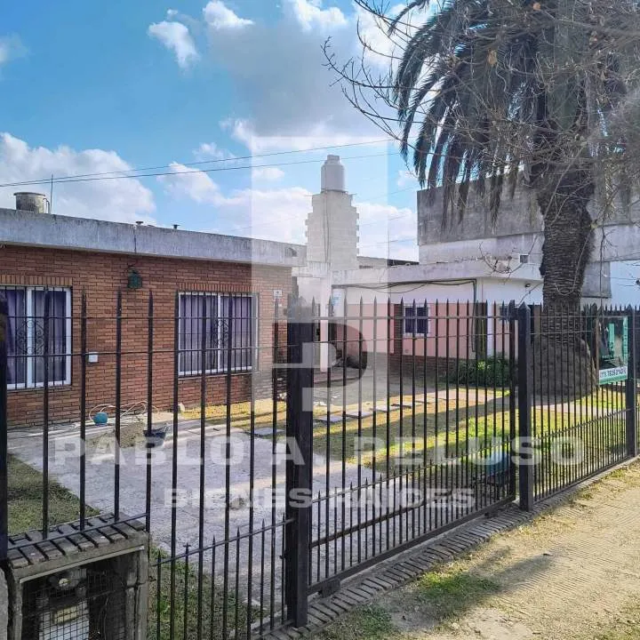 VENTA CASA 4 AMBIENTES Y MONOAMBIENTE EN MERLO. ZONA OESTE. BUENOS AIRES.