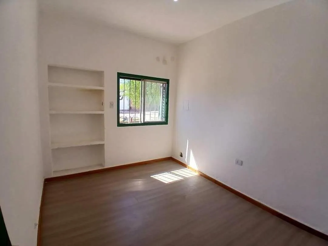 Alquiler. Casa 2 dormitorios. Carlos Pellegrini y Av. Sarmiento