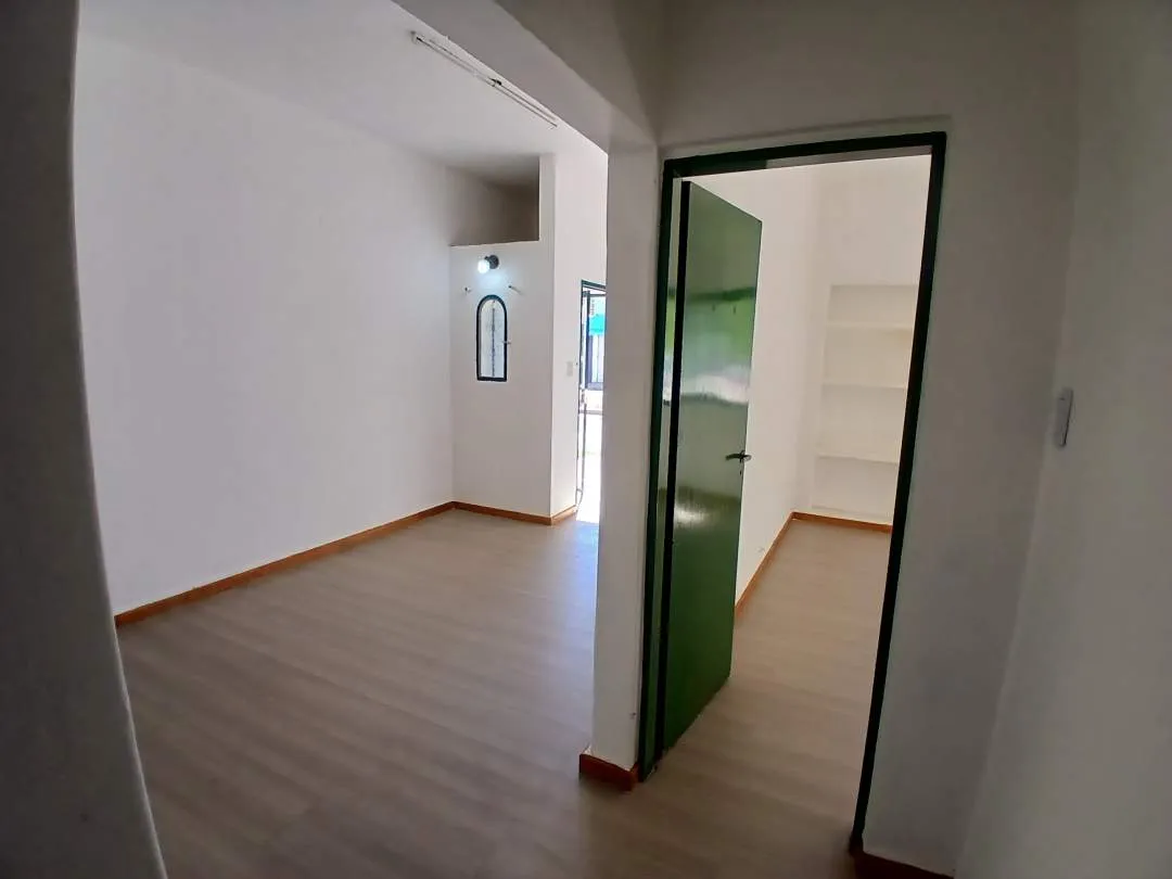 Alquiler. Casa 2 dormitorios. Carlos Pellegrini y Av. Sarmiento