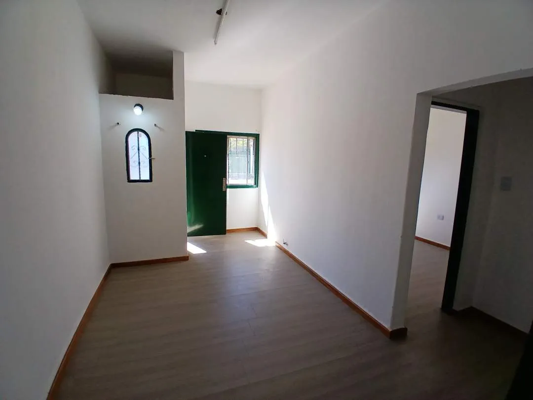 Alquiler. Casa 2 dormitorios. Carlos Pellegrini y Av. Sarmiento