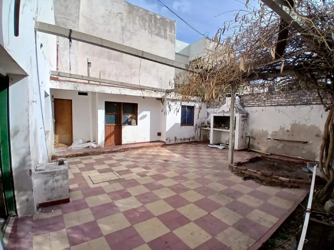 Local Comercial a RECICLAR . Lavalle entre Rivadavia y Colón