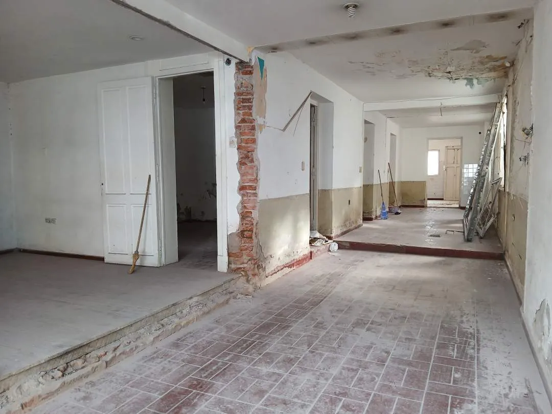 Local Comercial a RECICLAR . Lavalle entre Rivadavia y Colón