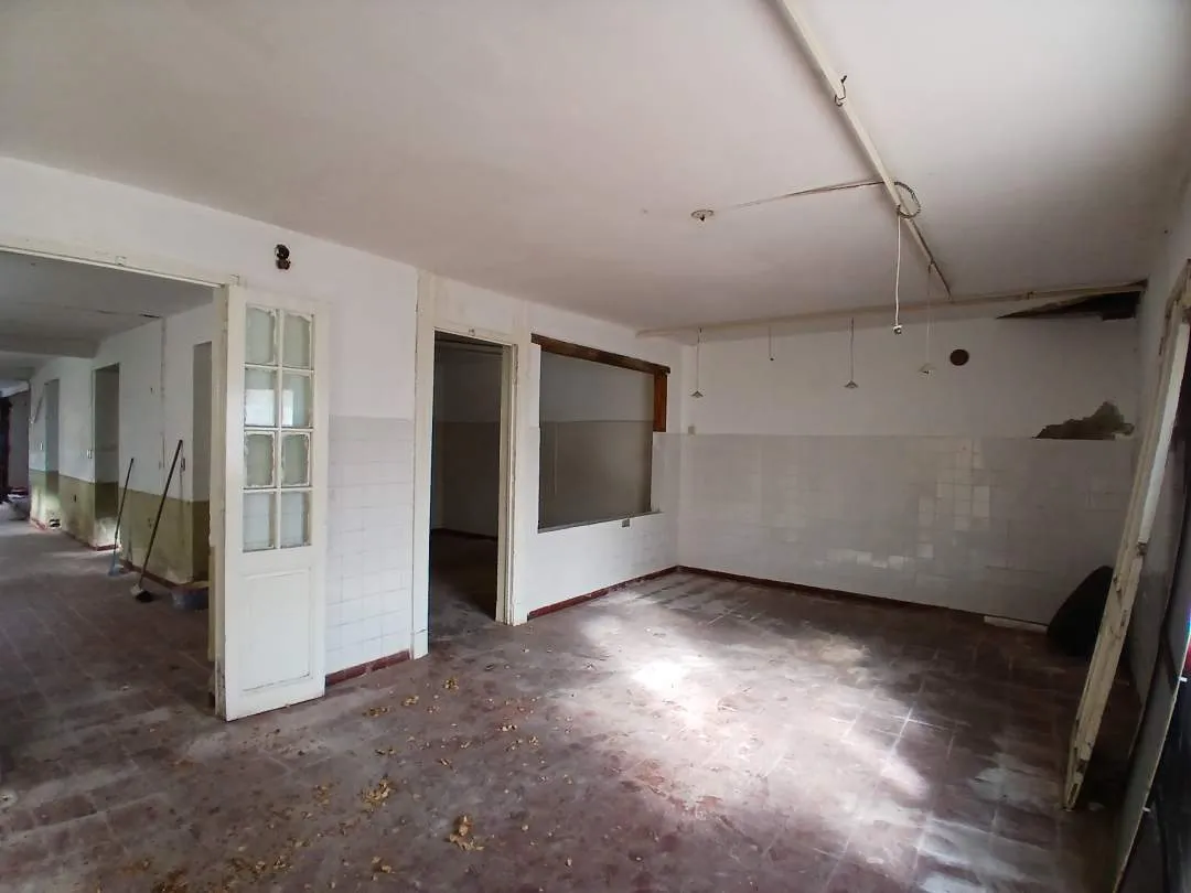 Local Comercial a RECICLAR . Lavalle entre Rivadavia y Colón