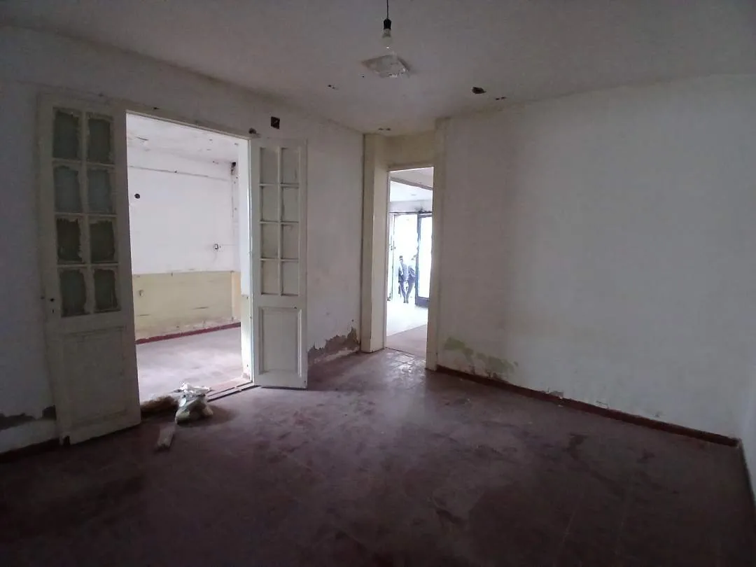 Local Comercial a RECICLAR . Lavalle entre Rivadavia y Colón