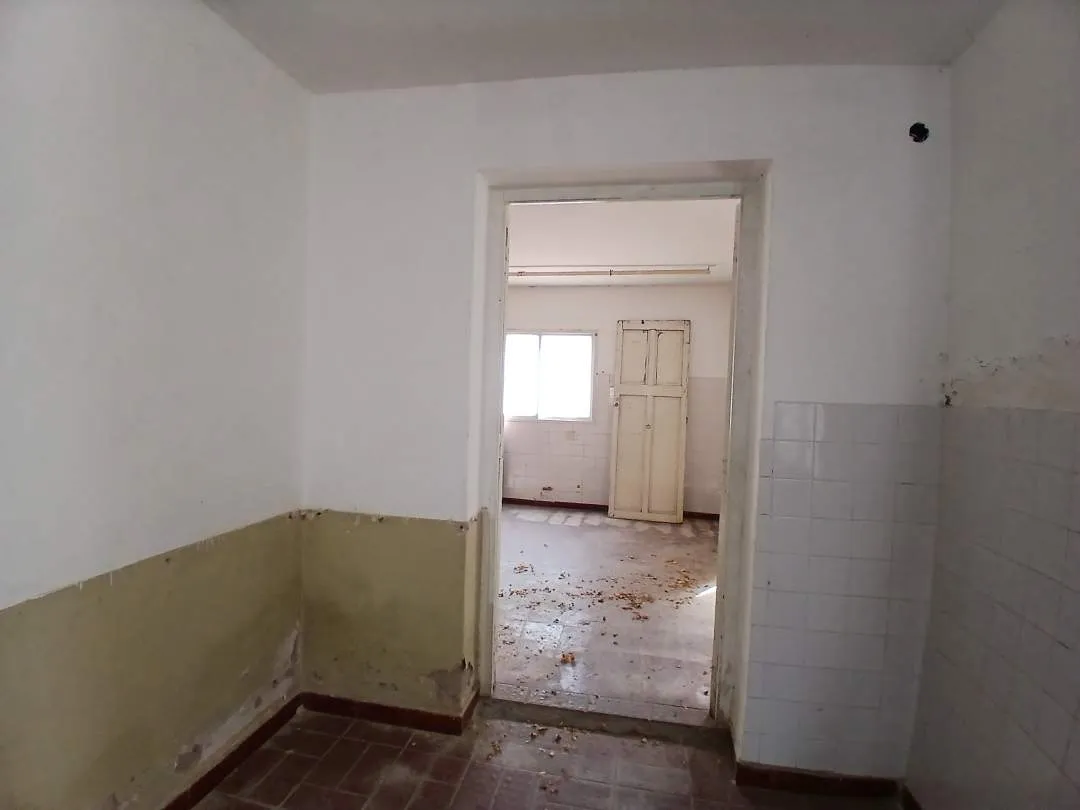 Local Comercial a RECICLAR . Lavalle entre Rivadavia y Colón