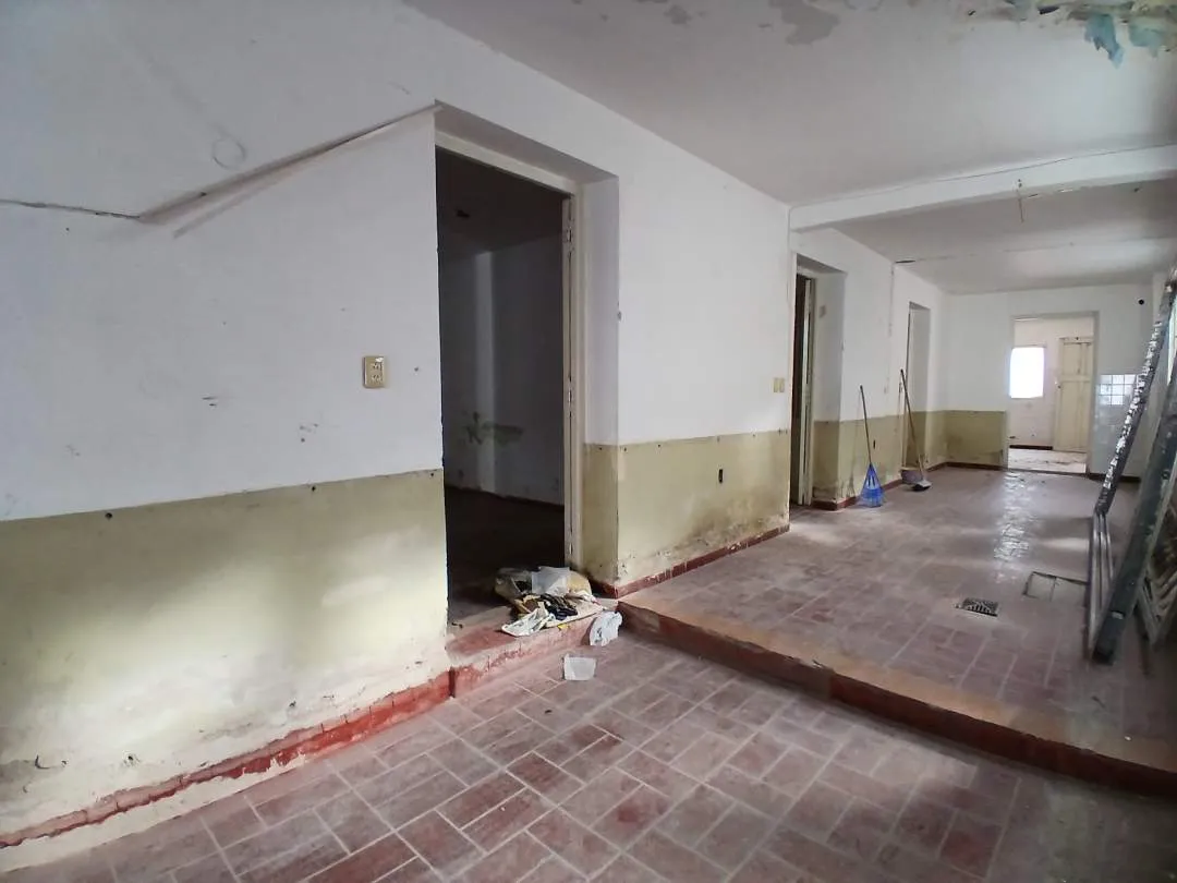 Local Comercial a RECICLAR . Lavalle entre Rivadavia y Colón