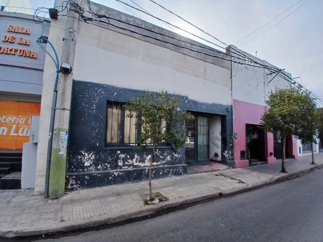 Local Comercial a RECICLAR . Lavalle entre Rivadavia y Colón