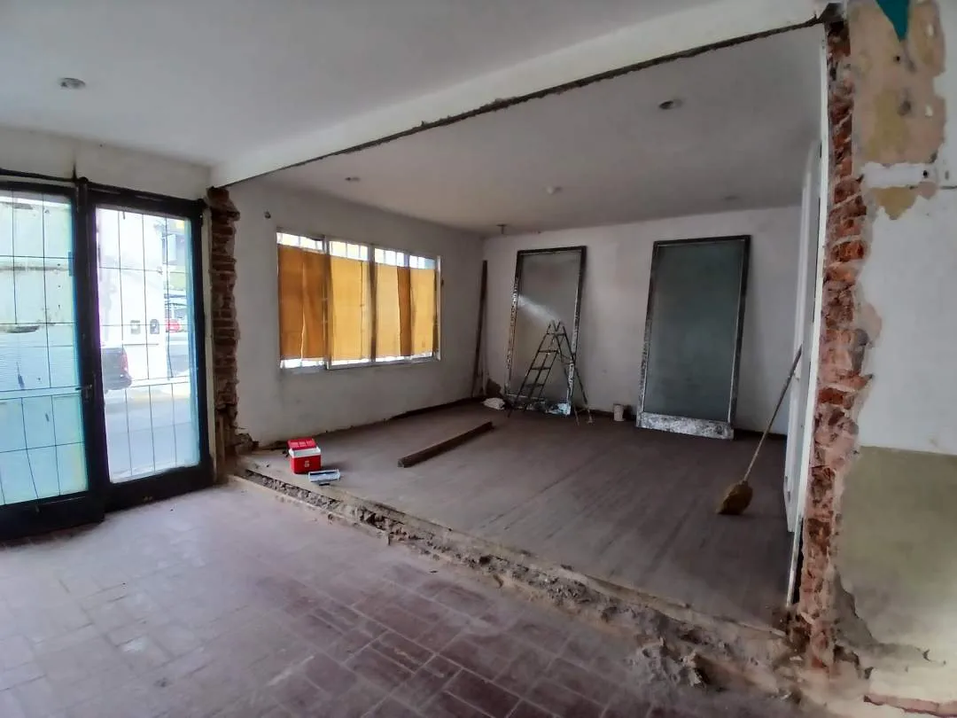 Local Comercial a RECICLAR . Lavalle entre Rivadavia y Colón