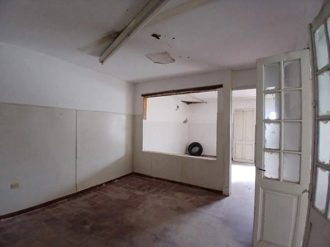 Local Comercial a RECICLAR . Lavalle entre Rivadavia y Colón