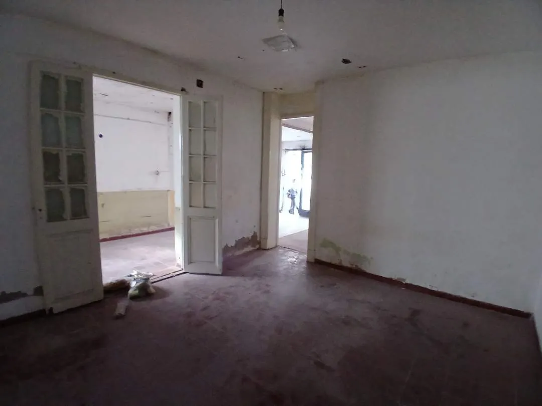 Local Comercial a RECICLAR . Lavalle entre Rivadavia y Colón