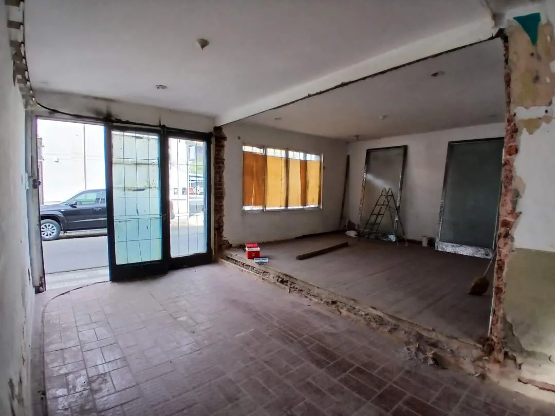 Local Comercial a RECICLAR . Lavalle entre Rivadavia y Colón