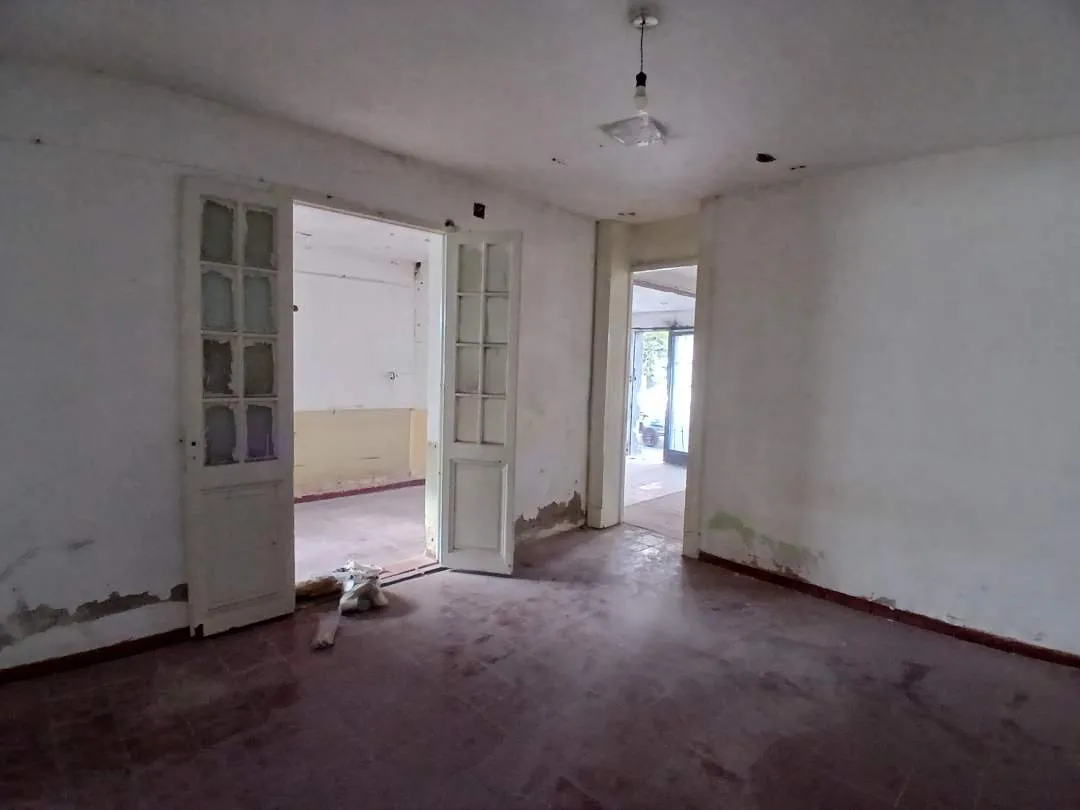 Local Comercial a RECICLAR . Lavalle entre Rivadavia y Colón