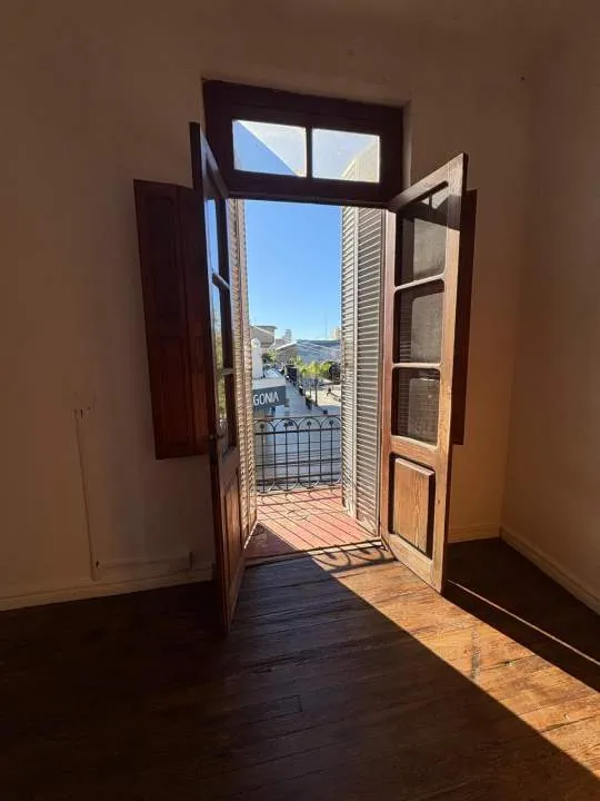Alquiler. Departamento dos dormitorios. Peatonal Rivadavia y Paseo del Padre.