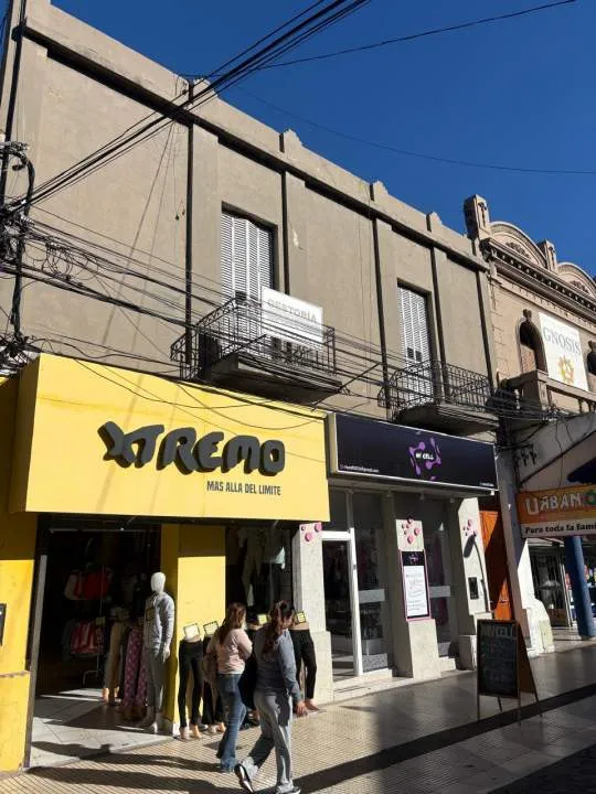 Alquiler. Departamento dos dormitorios. Peatonal Rivadavia y Paseo del Padre.