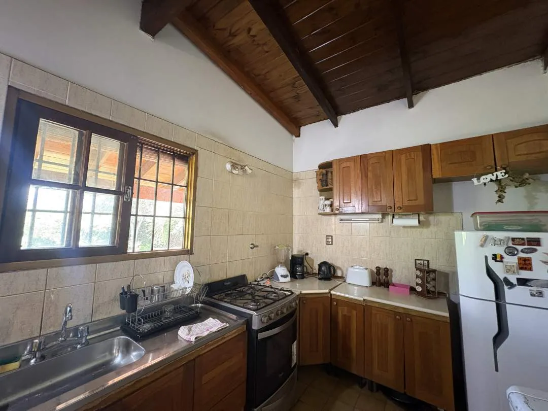 Casa. Amplio jardín Parquizado. Juana Koslay