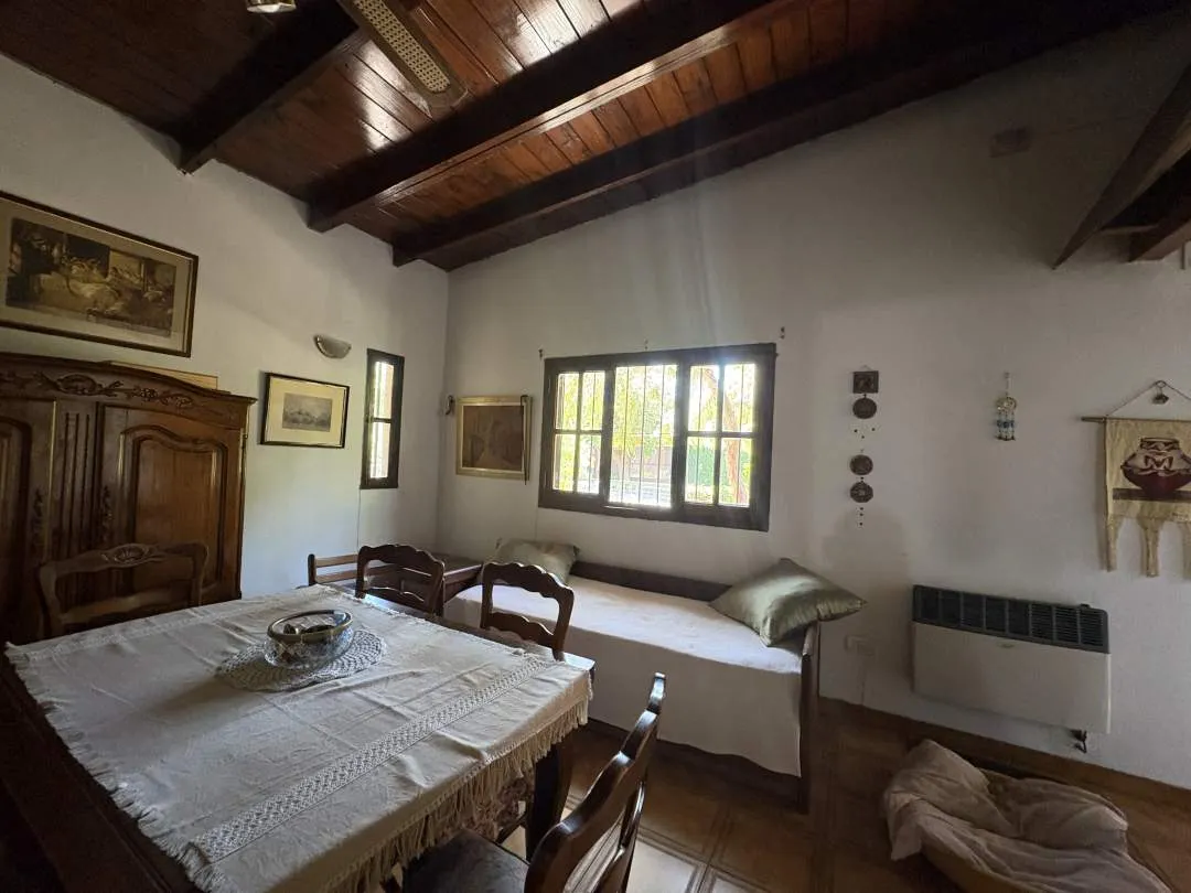 Casa. Amplio jardín Parquizado. Juana Koslay