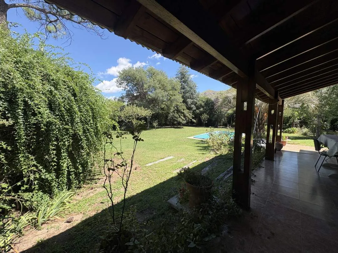 Casa. Amplio jardín Parquizado. Juana Koslay