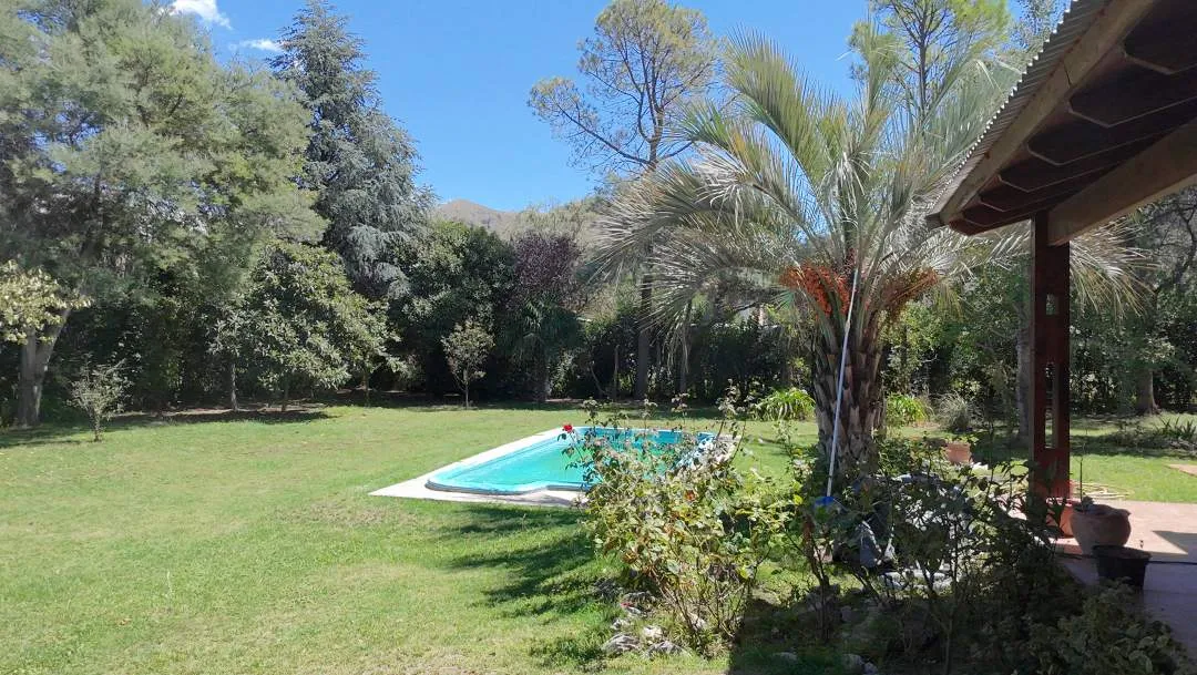 Casa. Amplio jardín Parquizado. Juana Koslay