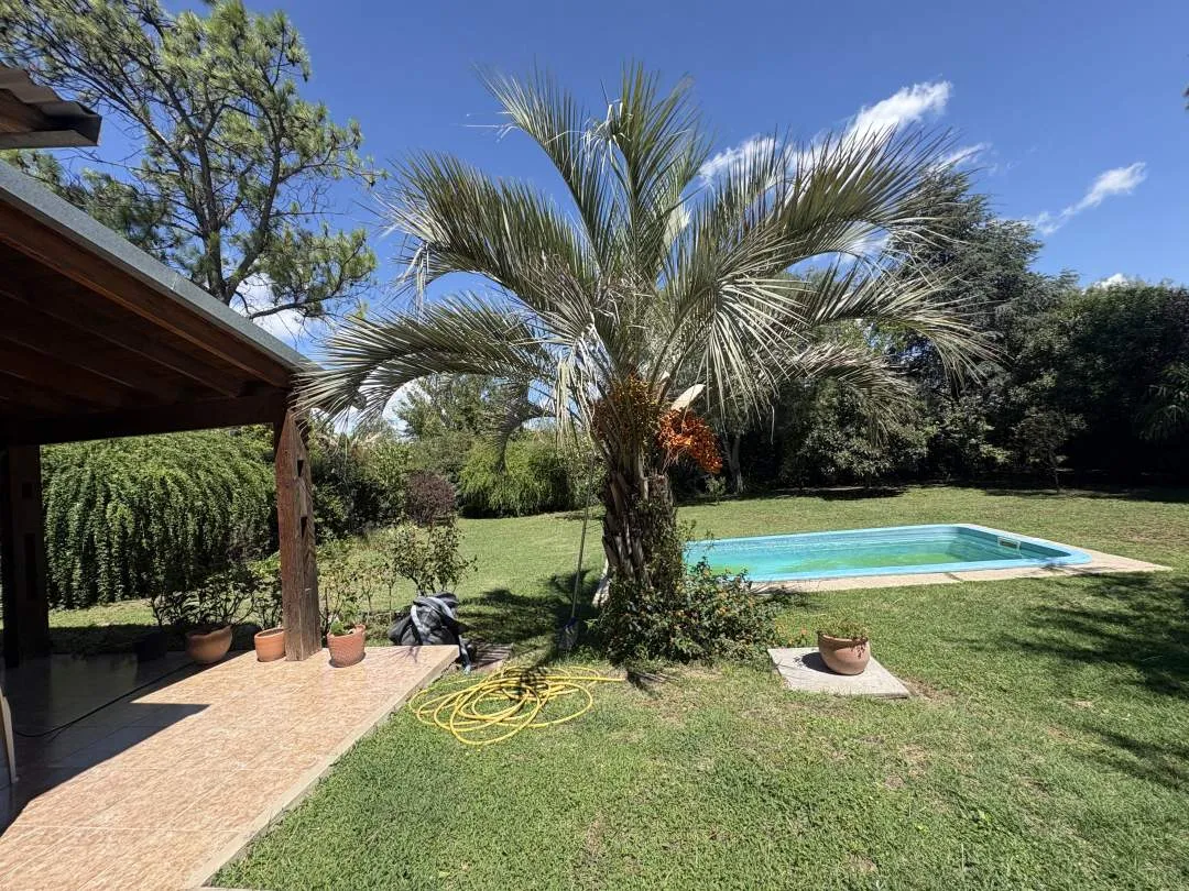 Casa. Amplio jardín Parquizado. Juana Koslay