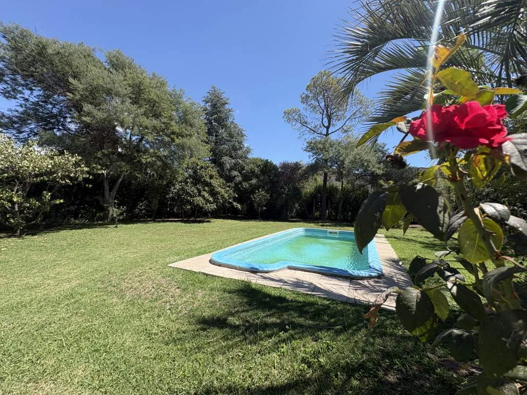 Casa. Amplio jardín Parquizado. Juana Koslay