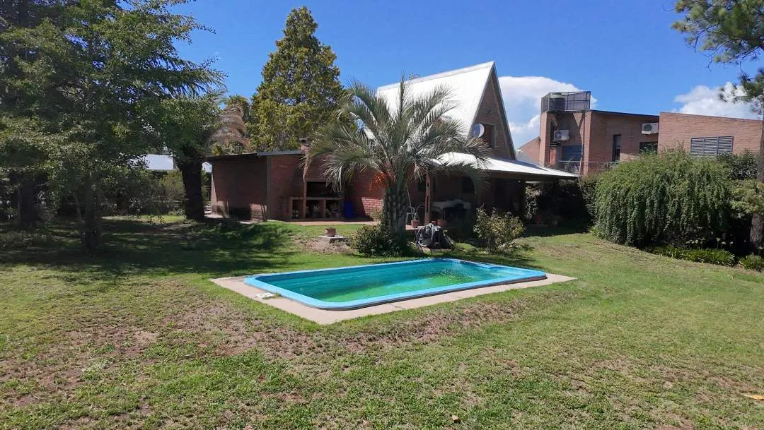 Casa. Amplio jardín Parquizado. Juana Koslay