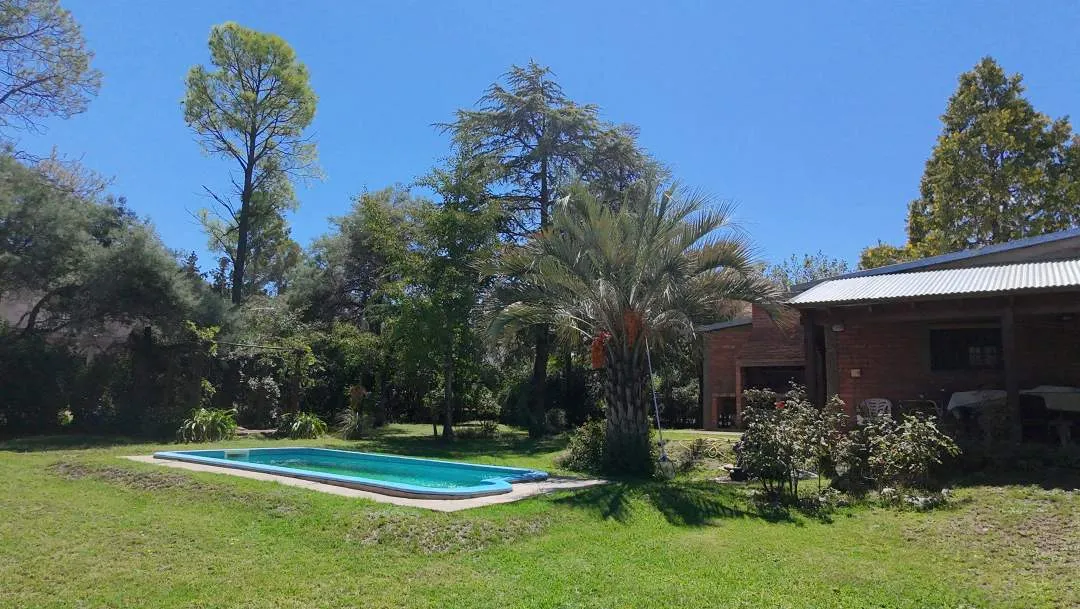 Casa. Amplio jardín Parquizado. Juana Koslay