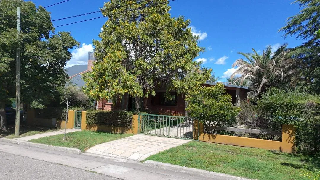 Casa. Amplio jardín Parquizado. Juana Koslay