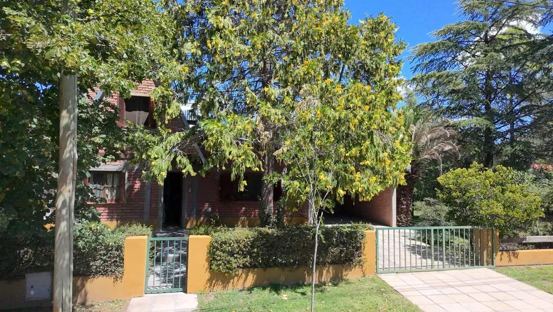 Casa. Amplio jardín Parquizado. Juana Koslay