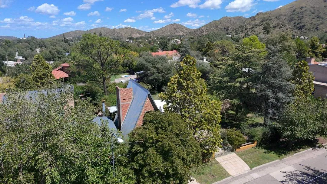 Casa. Amplio jardín Parquizado. Juana Koslay