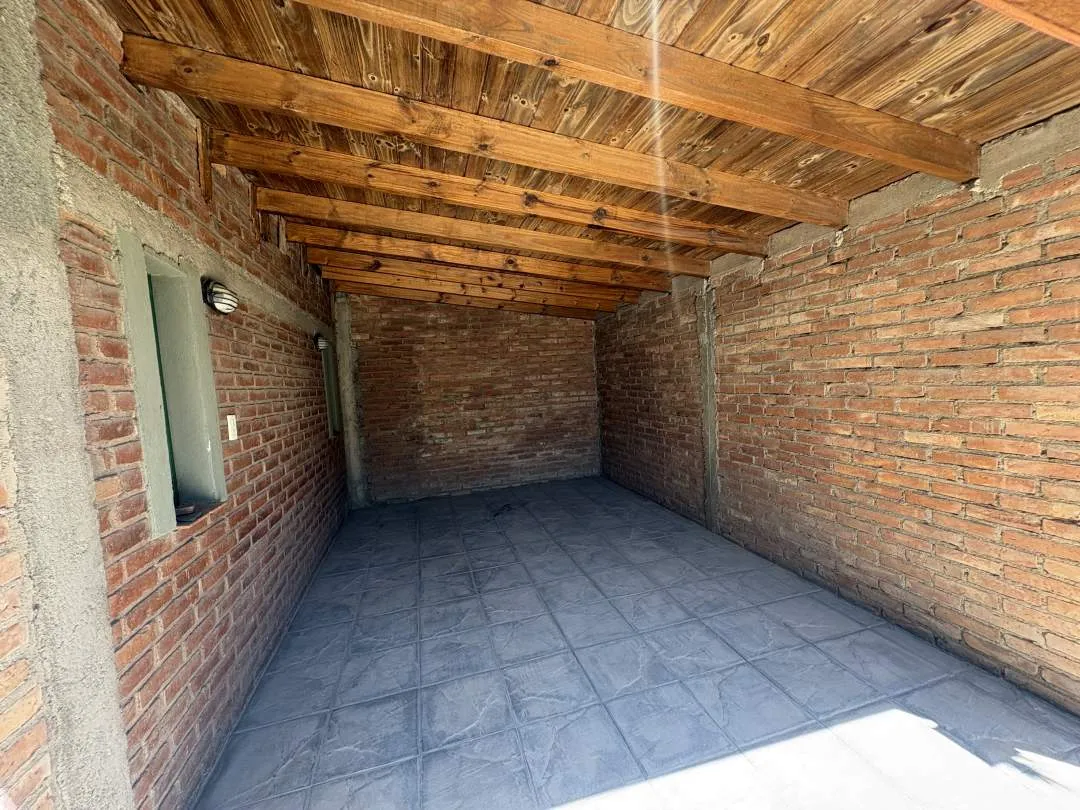 Casa. Amplio jardín Parquizado. Juana Koslay