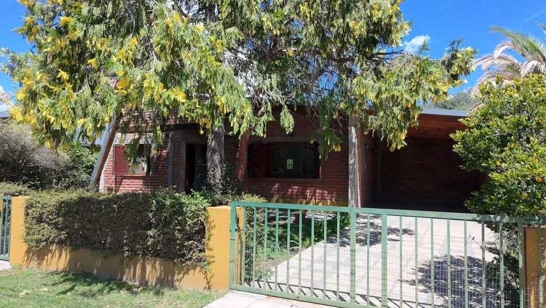 Casa. Amplio jardín Parquizado. Juana Koslay