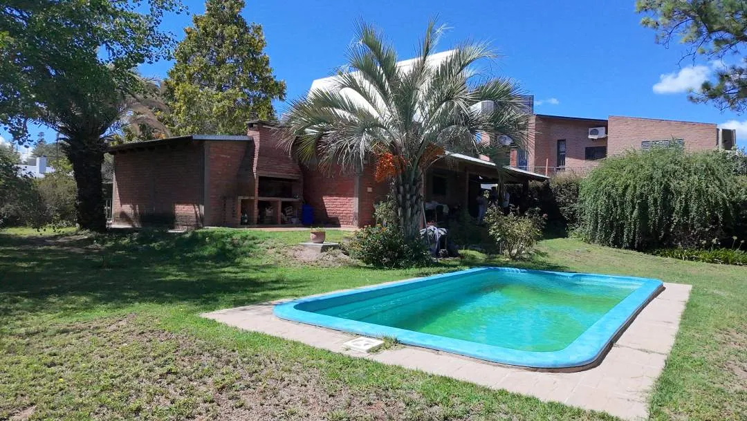 Casa. Amplio jardín Parquizado. Juana Koslay