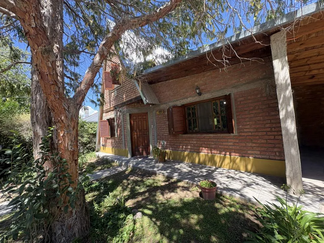 Casa. Amplio jardín Parquizado. Juana Koslay