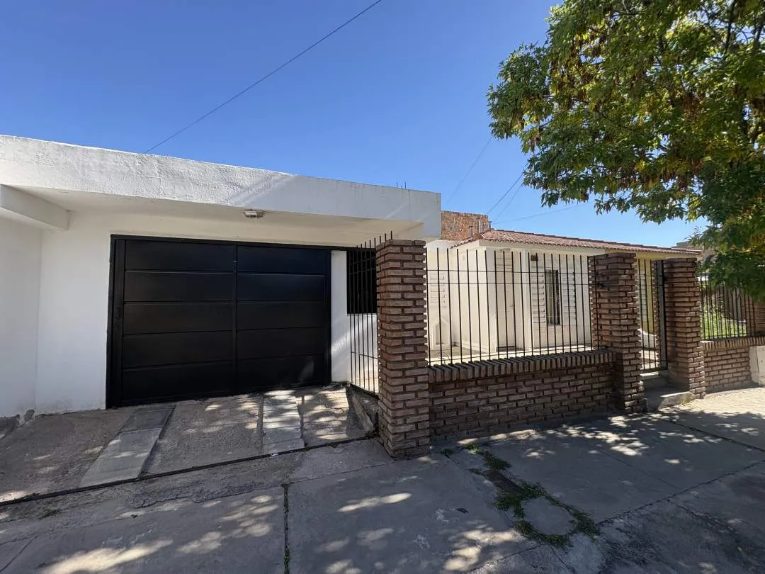 Casa. Barrio Los Eucaliptus. Amplia cochera y quincho.