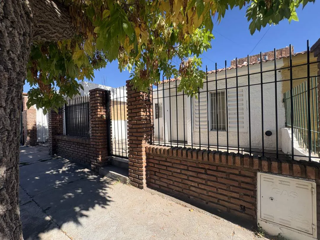 Casa. Barrio Los Eucaliptus. Amplia cochera y quincho.